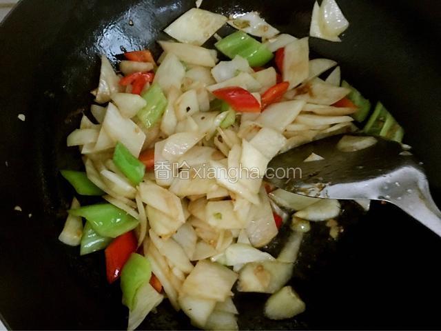 然后放茭白翻炒均匀，放生抽耗油白糖，再加一点点清水翻炒均匀，加适量盐调味关火。