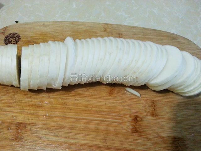 将白萝卜去掉头尾，切片