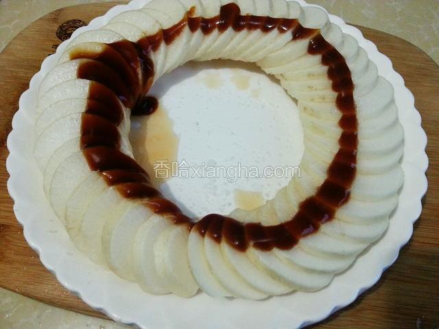 将白萝卜弄成圆形，加入少许盐，耗油，料酒