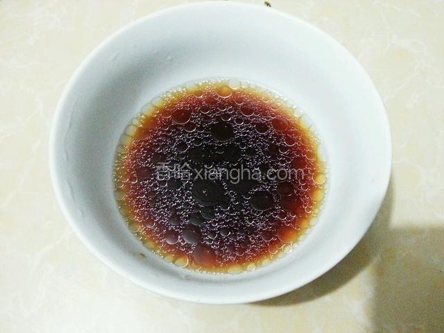 将多余的汤汁倒入碗中，加入少许蒸鱼豉油