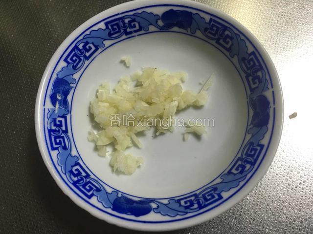 蒜瓣剁蒜末；