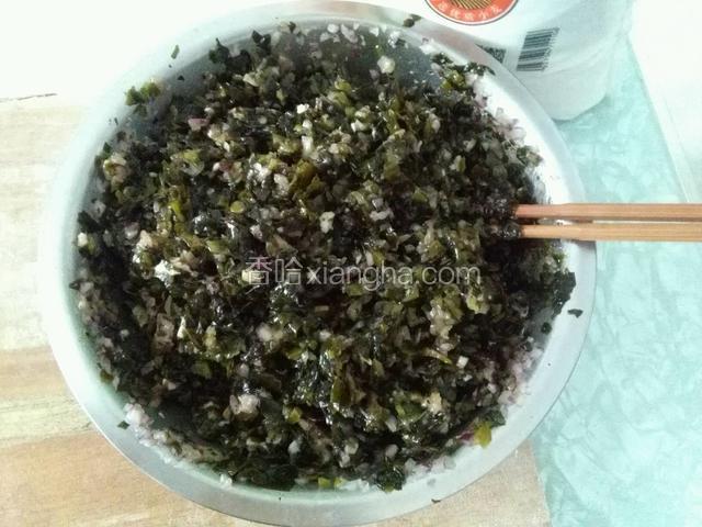 把所有食材都切成碎末，之后加入适当的盐，油，十三香，酱油，拌匀。