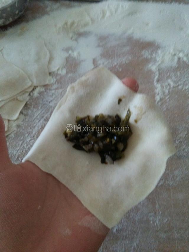 在混沌皮上加上适量的，馅子。