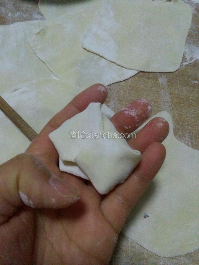 刚才那样包好后，再左右合在一起一个混沌就包好了