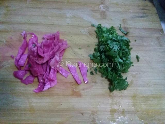 把泡菜切丝香菜切成碎末待用。