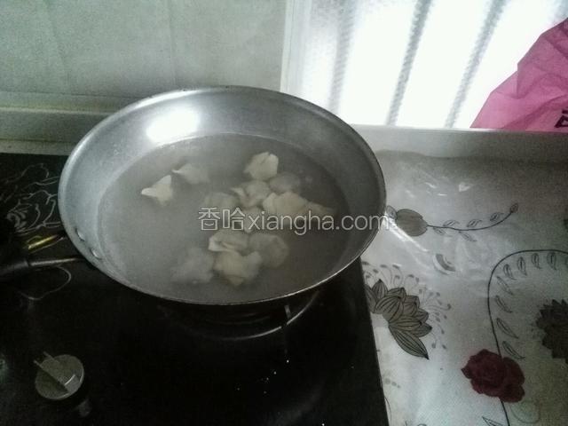 锅内加入适量的水之后，水开后，把混沌下入，烧开的热水中。