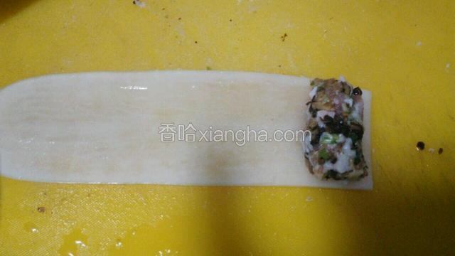 泡软的萝卜片切去两头，放一条肉馅，如下图