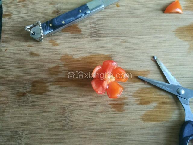 再用剪刀修剪花瓣
