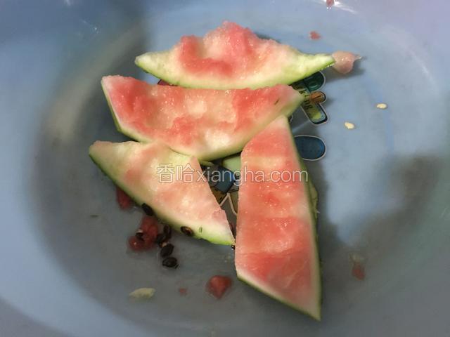 把西瓜瓤全部吃完.红瓤削干净