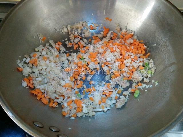 肉末炒变色，下胡萝卜和金针菇