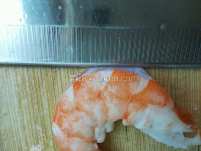 虾仁焯水后去壳，开背去虾线