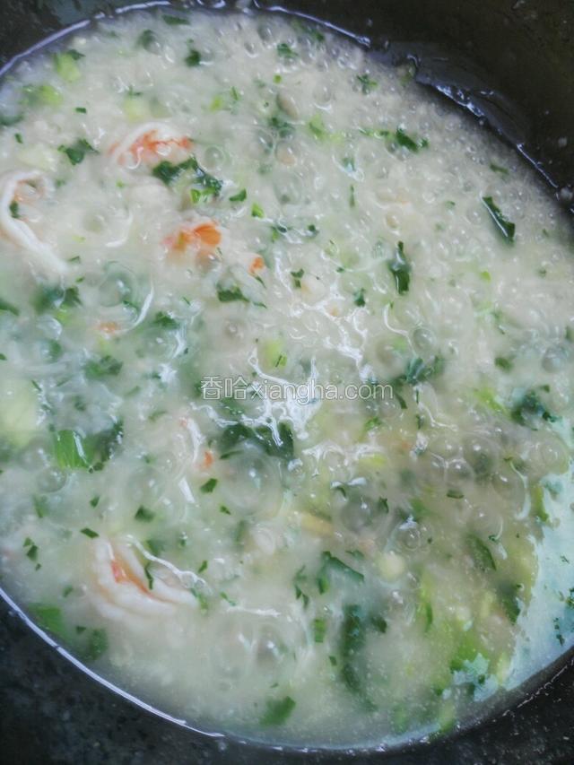 再放剁碎的虾仁，小火煮
最后放入青菜碎
