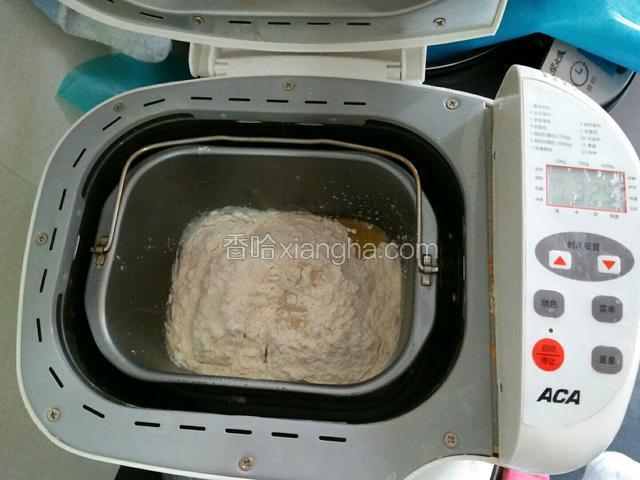 面包桶依次加入鸡蛋，牛奶，白糖，盐，高粉，奶粉，淡奶油，酵母，玉米油，启动发面团功能