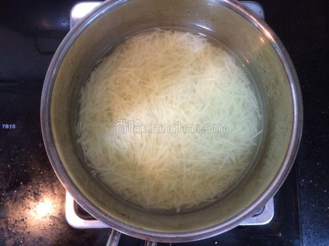 土豆切丝，放锅里焯一下