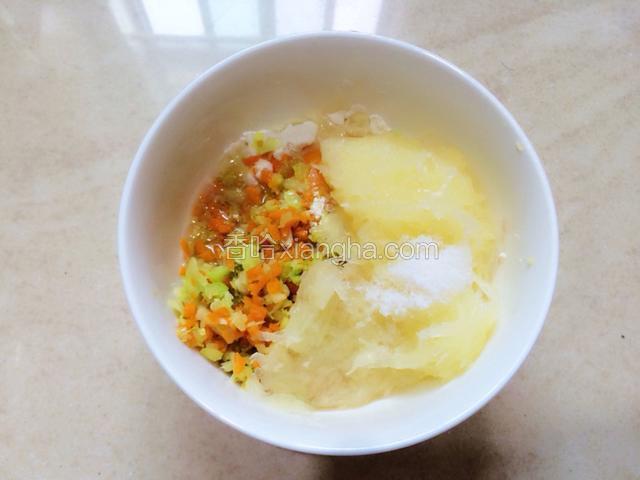 再加入胡萝卜，卷心菜末和土豆丝