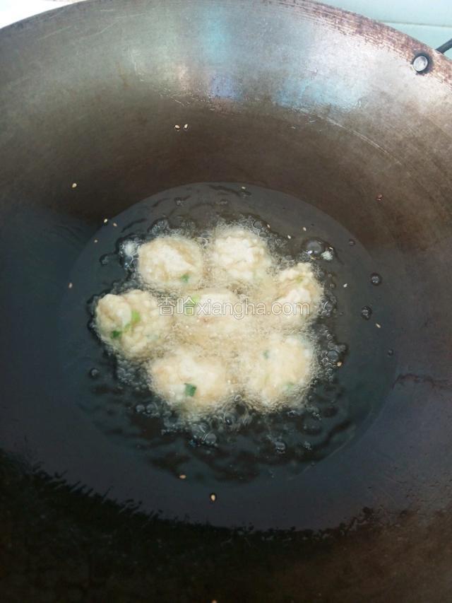 锅里倒入油烧热，锅边上起泡，把丸子里放进
