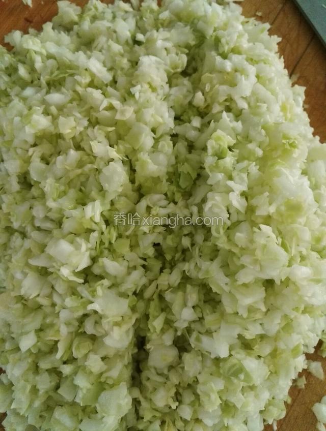 圆白菜剁碎后挤干水份备用
