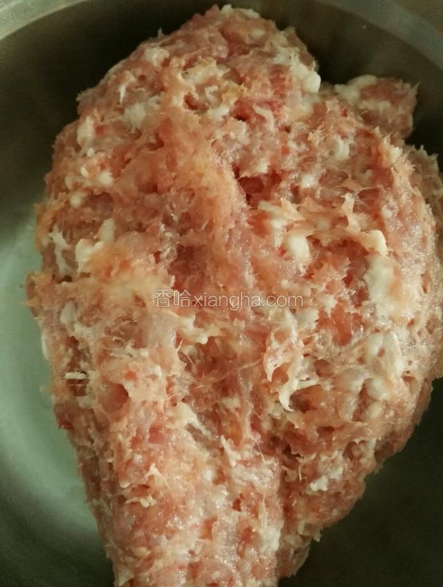 剁好的肉馅放到容器里