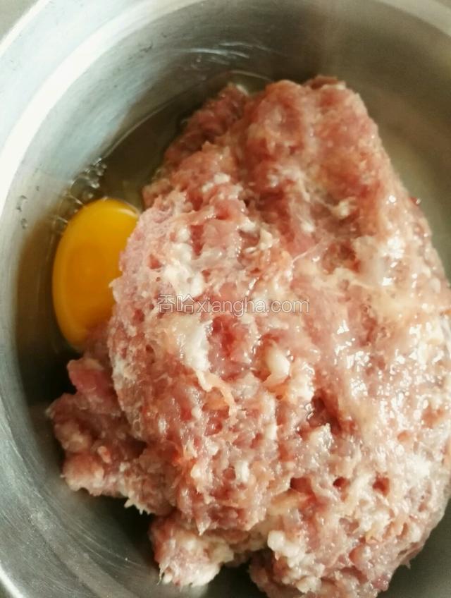 肉馅里加一个鸡蛋搅拌上劲