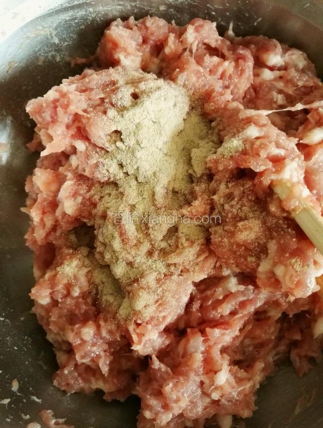 再加入胡椒粉，料酒继续搅拌