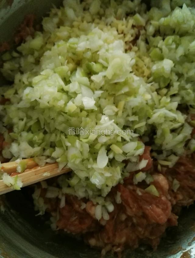 倒入切好的葱姜末拌入肉馅里