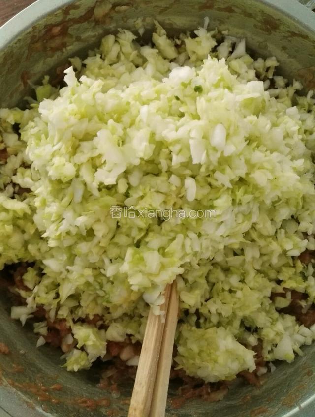 再将挤干水份的卷心菜一起倒入肉馅进行搅拌