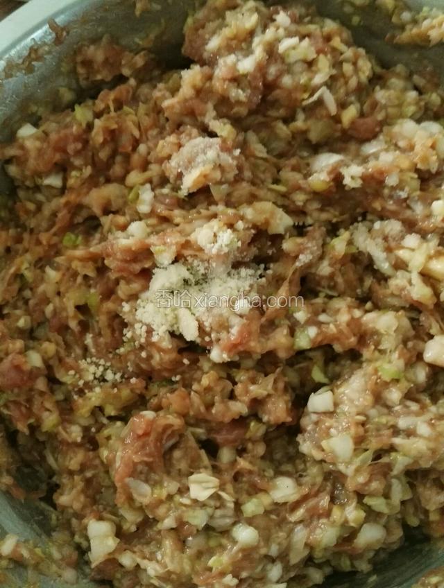 最后加入适量盐，鸡精调味，肉馅就做好了