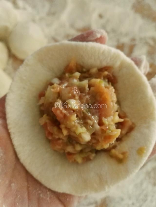 中间放入适量肉馅
