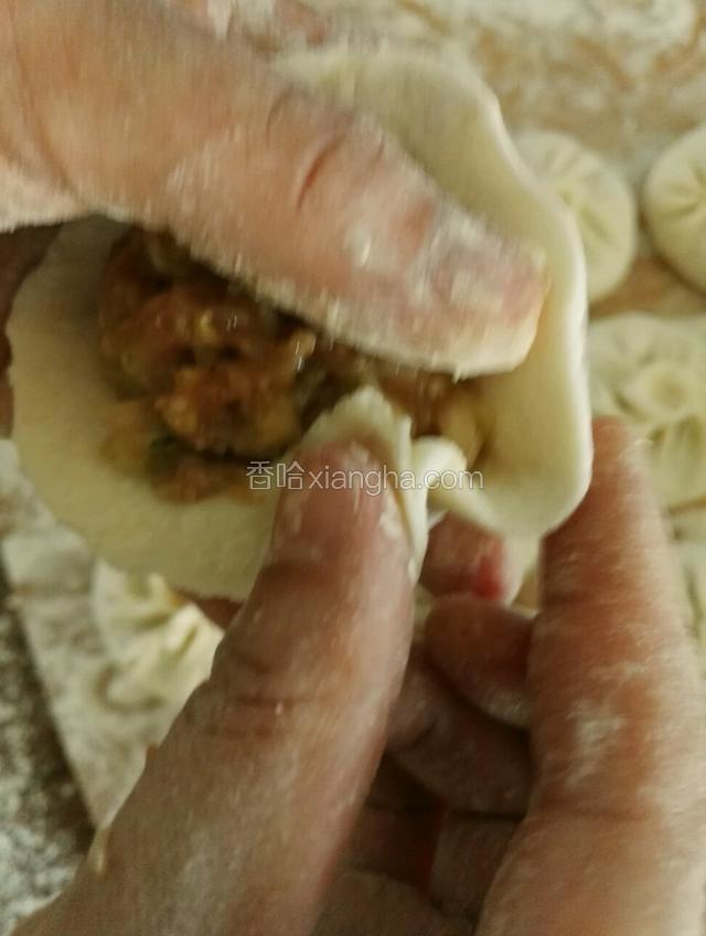 左手拖着，右手拇指和十指一个接着一个打褶