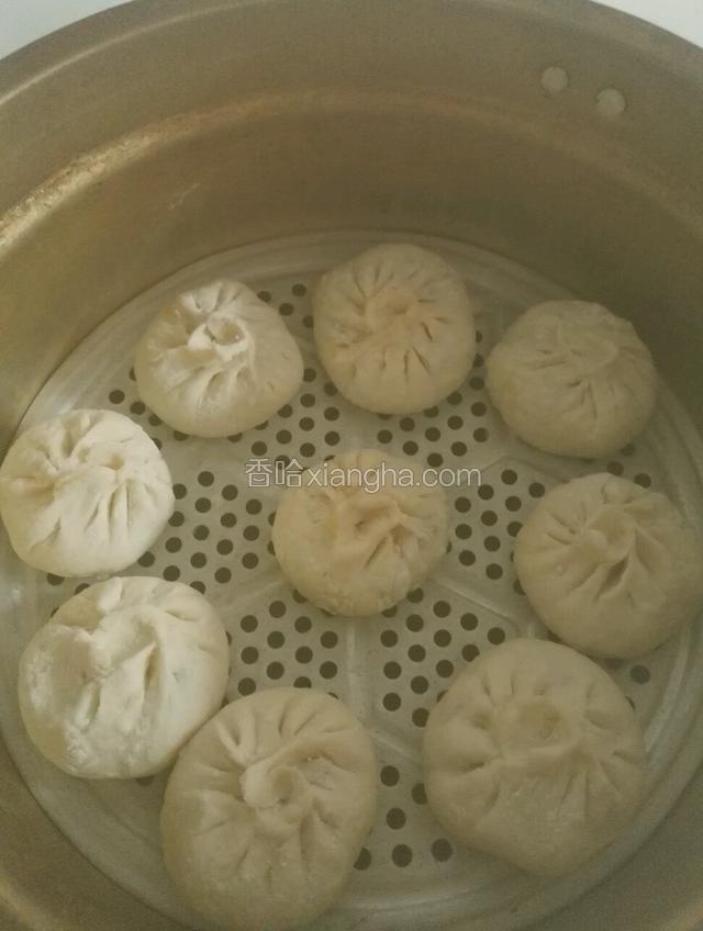 蒸锅放水烧开后，放入包子大火蒸十分钟