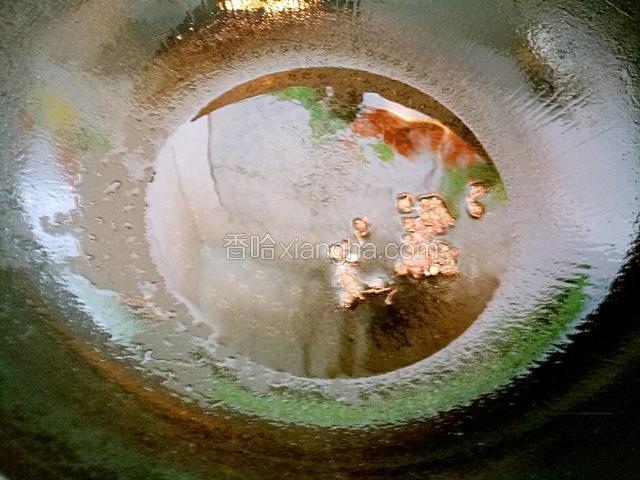 锅中烧油下花椒炸香，捞出花椒。