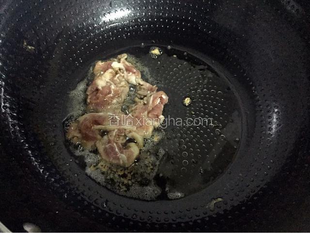 锅中倒入适量油烧热后放入猪肉炒至变色变白