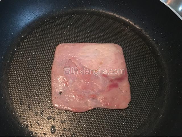 平底锅倒入适量的油将火腿熟备用，再放入培根煎熟切成小丁备用！