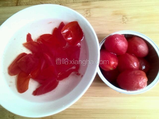 很轻松的剥去圣女果的外皮。