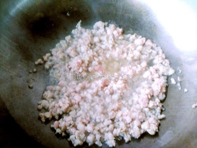 另起锅加油烧热，放入肉末炒熟