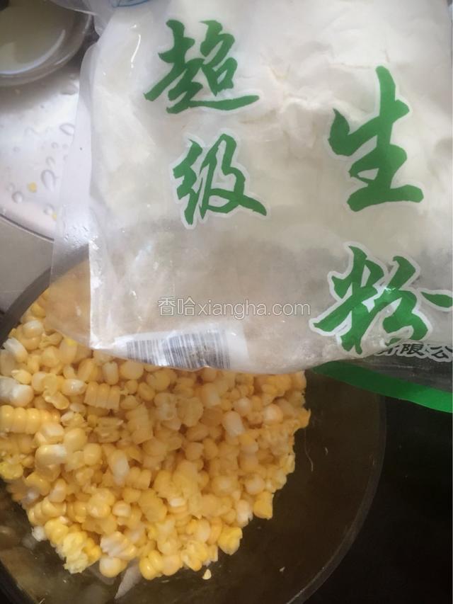 加入淀粉和少许的清水，搅拌均匀
