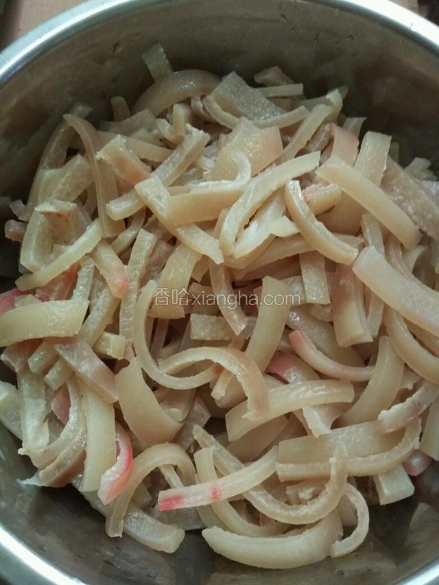 夹干净毛再冲水，用刀切成小条