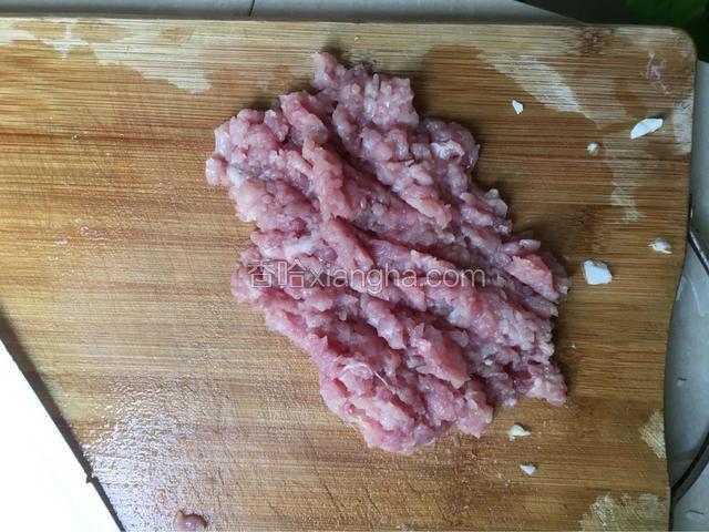 瘦肉洗净剁成肉糜