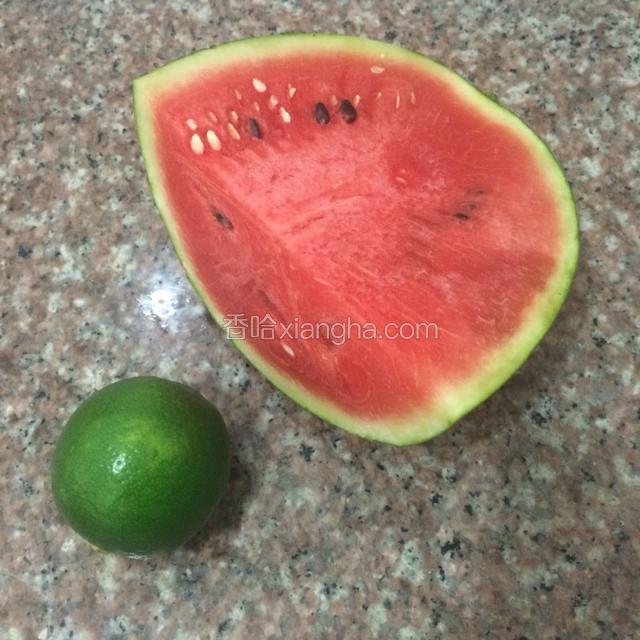 准备材料，西瓜和青柠。