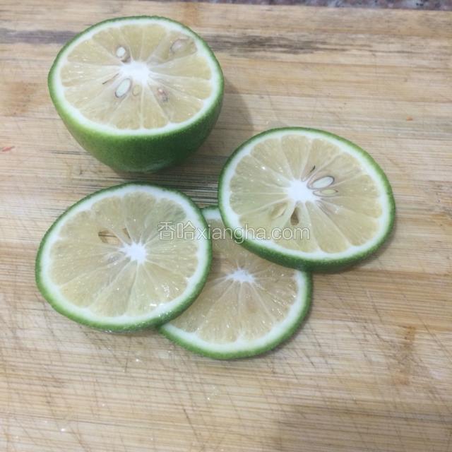 一个青柠一半切片。