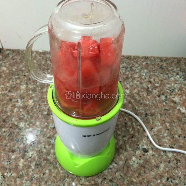 用搅拌机搅打成果汁。
