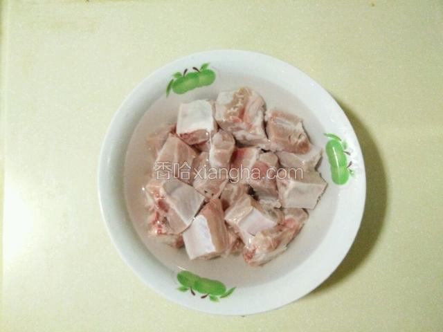 排骨买的时候商户剁好，买回放水里泡半小时