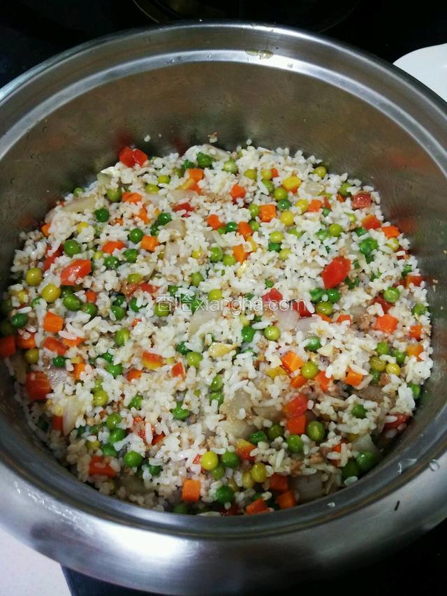 将锅里的菜肉连汤倒进饭里拌匀，如果水太少就再加半碗水，按下煮饭键焖至跳闸，再次按下煮饭键再次跳闸即可
