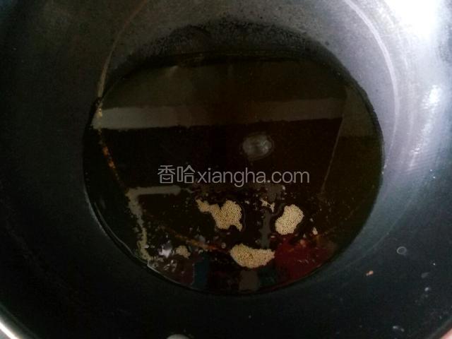 锅内添油烧热