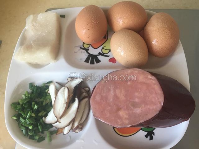 准备熟肥膘肉，鸡蛋，火腿，水发香菇片和韭菜末备用