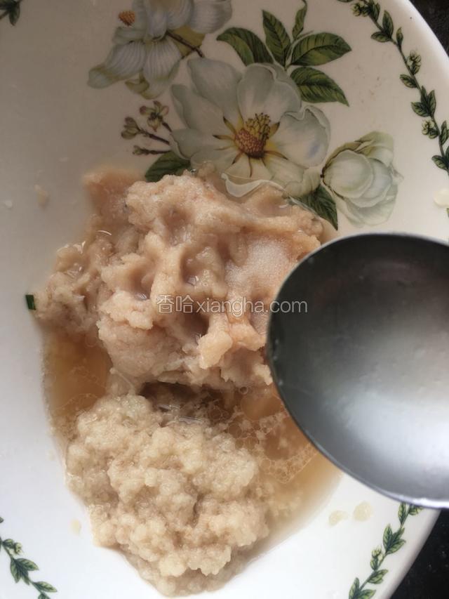 把鱼蓉和熟肥膘蓉放在碗里，加入葱姜汁，高汤和盐，黄酒。