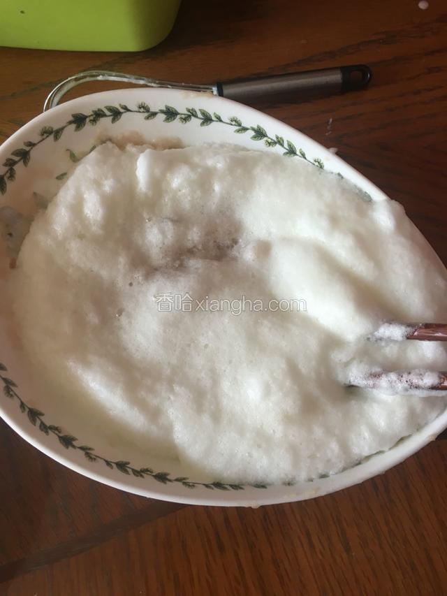 把发蛋慢慢倒入鱼蓉碗里。