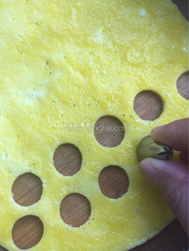 鸡蛋蛋清和蛋黄分离，蛋黄放适量盐，用平底锅先把蛋黄摊成片，用一个小工具按压出圆的小洞
我用的裱花嘴