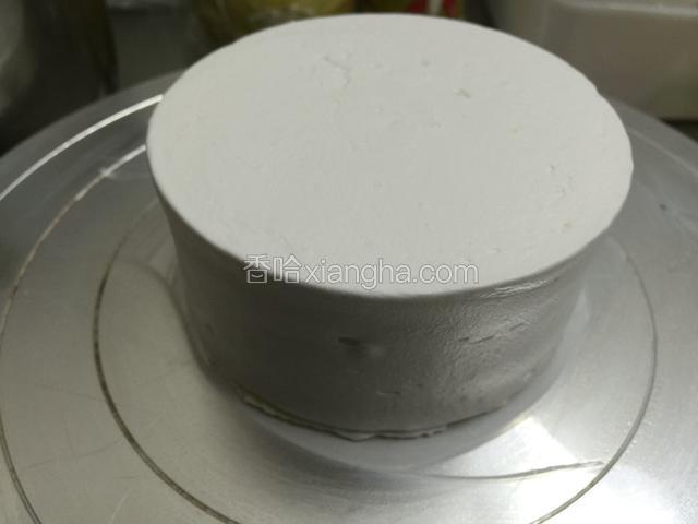 一层蛋糕胚体一层奶油一层水果.将胚体抹上奶油.抹平即可