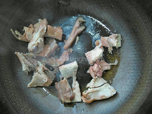 捞出姜丝，将兔肉放入。
